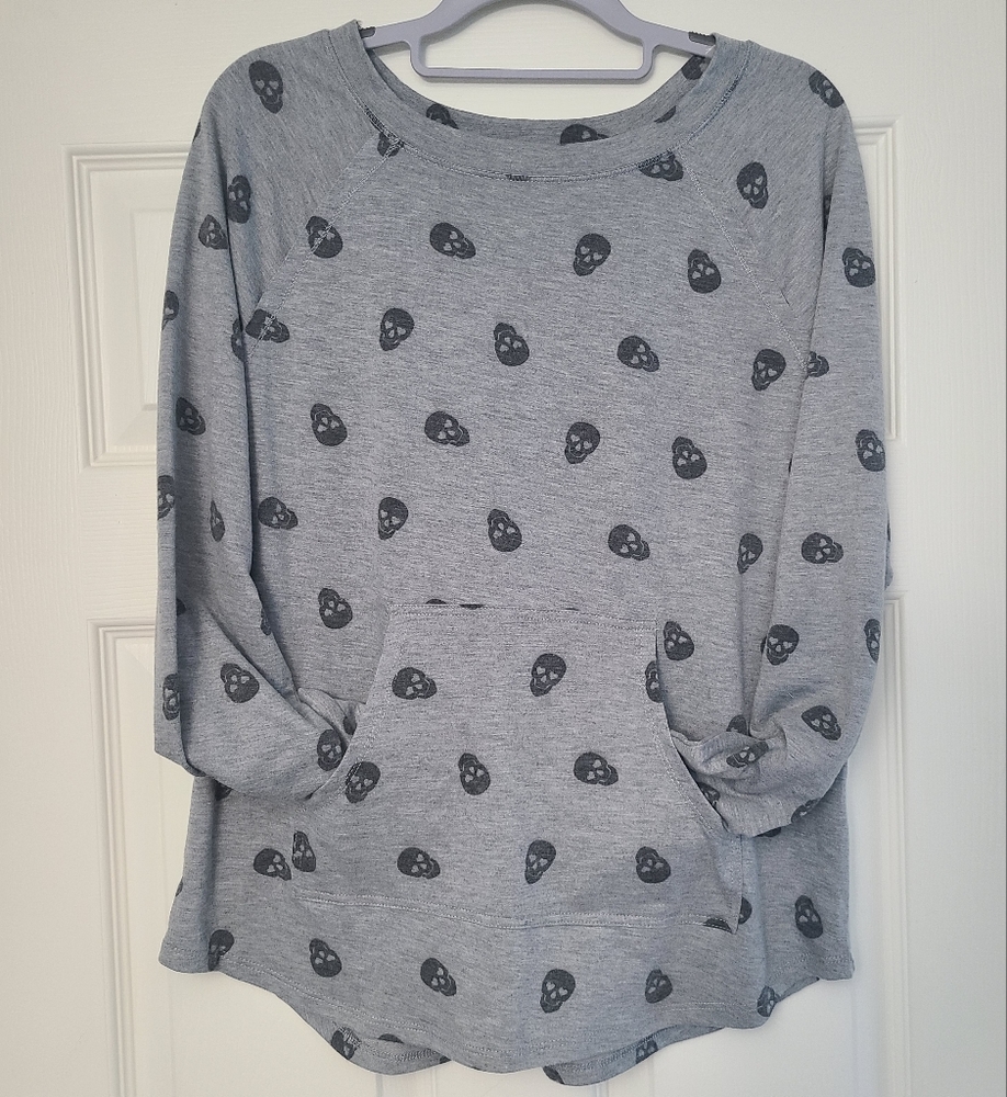 EUC grey long sleeve tee with skulls, front pouch pocket, Large